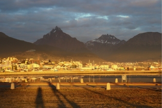 21:39 hs. Ocaso de sol rasante en Ushuaia