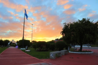 21:47 hs. Atardecer primaveral en el Fin del Mundo