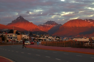 21:50 hs. Una última franja de sol sobre los andes fueguinos