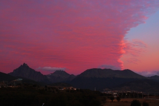 21:03 hs. Un particular manto de nubes al caer la tarde