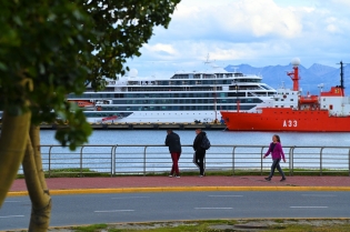 17:42 hs. Ushuaia recibe a cruceros y buques científicos antárticos