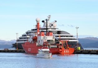 18:48 hs. Distintos buques coinciden en el puerto de Ushuaia