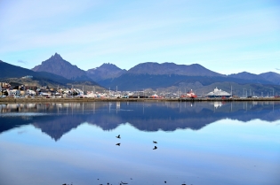 19:13 hs Paisaje en espejo, la ciudad se refleja en la Bahía Encerrada