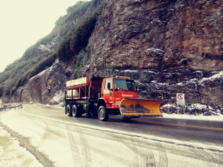 08:52 hs. Una barredora de nieve atraviesa el Paso Garibaldi