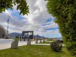 12:15 hs. Monumento a los caídos en las islas Malvinas