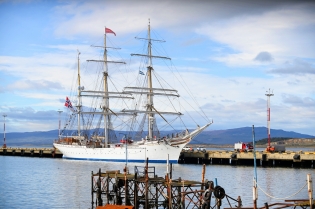 10:58 hs. El velero noruego Statsraad Lehmkuhl en Ushuaia