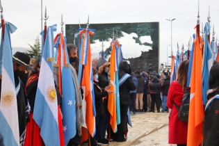 12:06 hs. Acto en la Plaza Malvinas