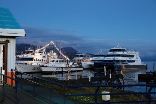 20:39 hs. Anochecer en el muelle turístico