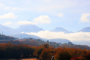 11:31 hs. Nubes bajas y un poco de niebla en un mediodía otoñal