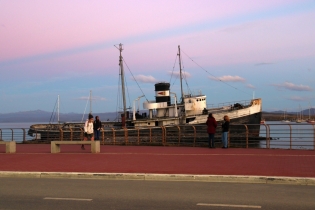 19:04 hs. Atardecer rosado sobre el Saint Christopher