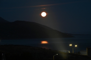 19:11 hs. La luna rosa asoma sobre el Canal Beagle