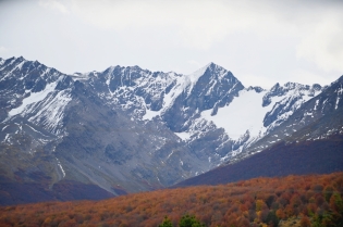 16:56 hs. El glaciar Martial y el bosque otoñal