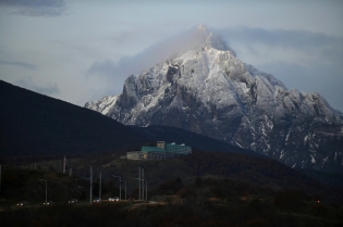 18:11 hs. El Monte Olivia luce su silueta nevada