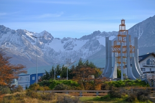 14:31 hs. Monumento al Centenario de Ushuaia