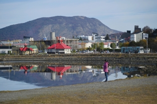 14:53 hs. el Monte Susana se refleja en la bahía Encerrada