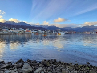 15:57 hs. Espléndida tarde otoñal en la bahía Ushuaia