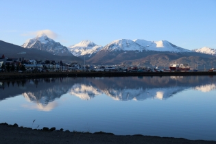 14:49 hs. Postal familiar en el cartel de Ushuaia