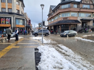 15:55 hs. Sábado en una esquina céntrica en Ushuaia