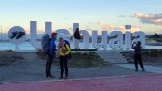 20:39 hs. el cartel de Ushuaia frente a la bahía