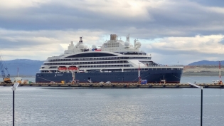 19:14 hs. el crucero Le Commandant Charcot en su segunda recalada en Ushuaia