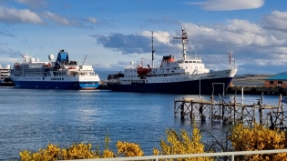 19:21 hs los cruceros MV Ushuaia y Seaventure comparten el muelle