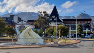 19:26 hs. parte del centro cívico de Ushuaia