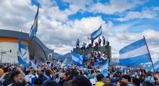 18:32 hs. ¡Ushuaia celebra la tercera copa mundial!