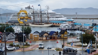 19:56 hs. El Bark Europa y el Ultramarine coinciden en el muelle de Ushuaia