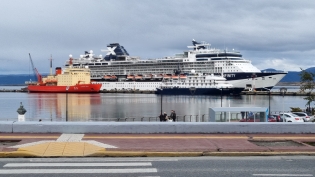 16:24 hs. El rompehielos Irizar junto al crucero Celebrity Infinity