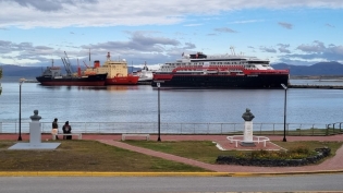 17:47 hs, tarde de domingo en la bahía Ushuaia