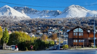 10:02 hs. la nieve y el bosque otoñal se encuentran en una magnífica mañana