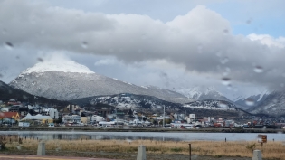 17:42 hs. paisaje urbano otoñal en una tarde de lluvia