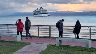 18:59 hs. el crucero Celebity Infinity continúa su travesía desde Ushuaia