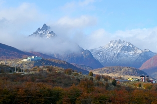 16:21 hs. El Olivia y el Cinco Hermanos, dos íconos de Ushuaia