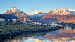 17:59 hs Postal otoñal de Ushuaia