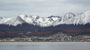 09:31 hs. Vista desde el catamarán de la ciudad y las montañas.