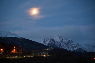 18:43 hs. la luna ilumina el Fin del Mundo