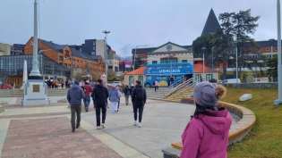 12:44 hs. paseando en la Plaza Cívica