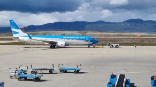 10:35 hs. ¡Aerolíneas Argentinas en el Aeropuerto de Ushuaia!