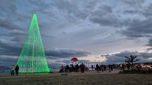 22:53 hs. El Árbol de Navidad de Ushuaia en la penumbra de las once de la noche