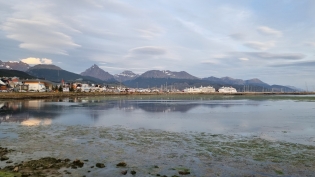 21:34 hs. Postal de Ushuaia desde la Bahía Encerrada