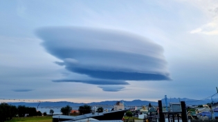 21:29 hs. un gran nube lenticular sobrevuela Ushuaia