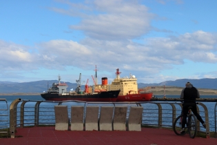 16:41 hs. el rompehielos Irizar en Ushuaia