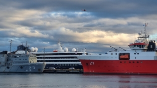 19:37 hs Encuentro de buques antárticos en Ushuaia