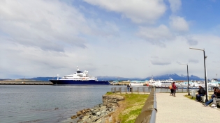 12:47 hs. El yate Octopus en Ushuaia