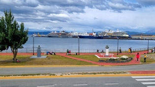 14:34 hs. La tarde en el Paseo Costero frente al puerto