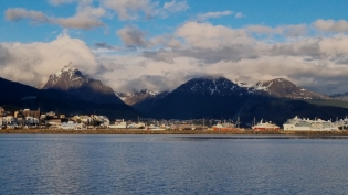 20:16 hs. perfil clásico de Ushuaia