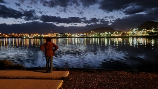23:10 hs la penumbra sobre el Oeste de Ushuaia