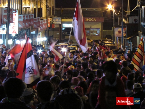 Los hinchas millonarios celebran en el centro de Ushuaia