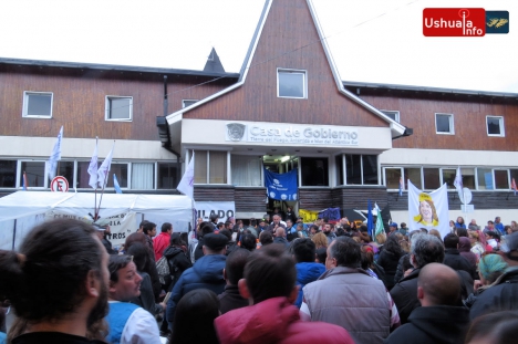 Los trabajadores estatales realizan un acampe frente a la Casa de Gobierno